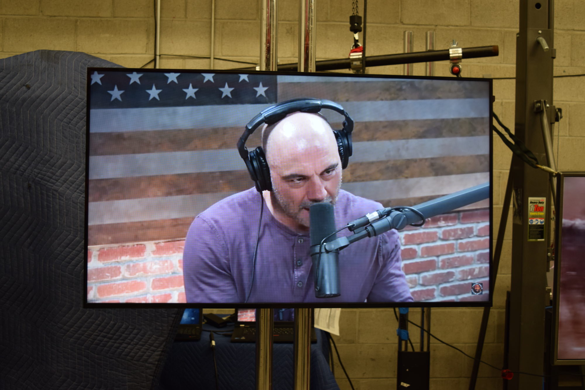 40&rdquo; Samsung DM40E for rent